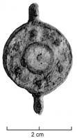 BTS-4079 - Boîte à sceau circulairebronzeBoîte à sceau circulaire, dont le couvercle comporte en face de la charnière un appendice (parfois disque émaillé) cachant une pointe de calage; la face externe du couvercle est creusée d'une couronne émaillée, avec au centre un élément à préciser.