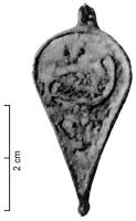 BTS-4134 - Boîte à sceau en forme de gouttebronzeBoîte à sceau en forme de goutte, dont le couvercle est creusé d'émaux champlevés figurant soit un phallus de profil, peut-être avec des pattes, soit (Sellye), un cygne qui regarde en arrière.