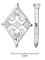 BTS-4143 - Boîte à sceau losangiquebronzeBoîte à sceau losangique, à couvercle débordant ; la face supérieure est creusée d'une loge d'émail losangique dans laquelle se détachent deux motifs symétriques, formés d'un cœur et d'une accolade; fond percé de 4 trous.