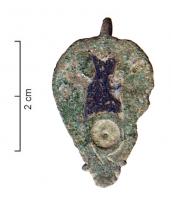 BTS-4204 - Boîte à sceau en forme de gouttebronzeBoîte à sceau en forme de goutte, couvercle lisse et plat, creusé d'une logue d'émail dessinant le corps et l'œil d'un poisson ; bouton terminal encadré d'ergots.