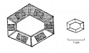CAM-4011 - Camée hexagonal facettéor, pierreTPQ : 200 - TAQ : 300Camée hexagonal aux côtés facettés et inscrits, autour d'un motif simple : objet (lampe, cruche), animal (oiseau, poule, dauphin...), plus rarement un personnage en pied.