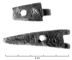 CHA-4021 - Charnière à 3 charnonsbronzeCharnière composée de deux pattes triangulaires percées d'un seul trou de fixation chacune (dans certains cas, une ou deux lettres de montage incisées sur chaque patte).