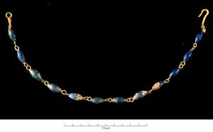 COL-4011 - Collieror, pierreTPQ : 150 - TAQ : 200Collier composé d'une chaîne formée de simples maillons, terminés par des boucles, sur lesquels sont enfilées des perles ovales allongées. Fermeture en boucle et crochet.