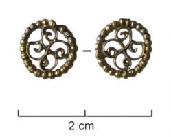 COL-4014 - Fermoir de collier (?)orElément circulaire, en fil bouleté, contenant un quadriscèle inscrit en fil d'or soudé au centre et sur les côtés.