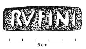 COV-4085 - Tuile estampillée RVFINIterre cuiteTPQ : 15 - TAQ : 40Tuile estampillée RVFINI, dans un cartouche rectangulaire.