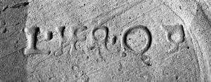 COV-4198 - Tuile estampillée L. HER. OPTterre cuiteEmpreinte antique d'un signaculum métallique sur tuile : en creux, sans cadre : L. HER(enni) OPT(ati).