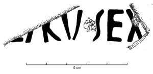 COV-4494 - Tuile estampillée L. AKV. SEX (ou L.ACV.SEX ou L.ACVT.SEX.F)terre cuiteTuile estampillée L. AKV. SEX (ou L.ACV.SEX ou L.ACVT.SEX.F) en creux, sans cartouche.