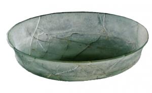 CPE-2009 - Phiale à panse carénéeverreCoupe en verre taillé, décoré, comportant un bord déversé vers l'extérieur, séparé du fond arrondi par une carène prononcée.
