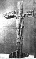 CRF-5001 - CrucifixplombObjet plat, moulé, sur la face principale duquel se détache en faible relief un Christ d'une grande raideur, dont les bras et les épaules forment un angle peu naturel, les premiers étant strictement parallèles aux bras de la croix. Le visage est un peu plus détaillé, mais la représentation reste très schématique.