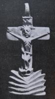CRF-9008 - Croix de chapeletosCroix de chapelet, sous la forme d'un pendentif figurant le Christ sur la croix ; en-dessous, des traits évoquent la colline du Golgotha.