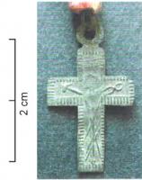 CRF-9015 - Crucifix (croix de chapelet)bronzeCroix moulée en alliage cuivreux, monoface : le Christ en croix, corps matérialisés par quelques instruments de la Passion : marteau, tenailles, traits verticaux évoquant l'échelle; au-dessus, acronyme INRI.