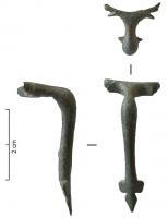 CRU-4080 - Cruche bronzeCruche dont l'anse rapportée évoque le corps d'un dauphin; la partie supérieure encadre un col étroit, avec deux extrémités découpées évoquant des têtes d'anatidés.