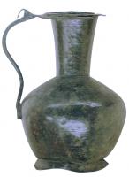 CRU-5007 - CruchebronzeCruche en tôle de bronze, col tronconique allongé et lèvre horizontale, panse globulaire à épaule légèrement carénée, fond annulaire, anse à poucier.