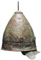CSQ-3013 - Casque en forme de pilosbronzeCasque en forme de bonnet (pilos), à haut timbre conique, de profil ogival sur une bande légèrement concave ; couvre-nuque court, rapporté ; présence d'appliques sur le timbre et parfois d'ornements métalliques.