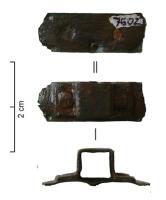 CSQ-4027 - Porte-cimierbronzeSupport en tôle sur lequel a été rivetée une attache rubannée, portant un pontet quadrangulaire.