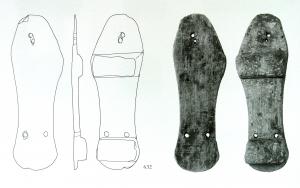 CSS-4007 - Socque à semelle rigideboisSocque constituée d'une semelle de bois avec deux parties en relief isolant la soque du sol; le pied se glisse dans une bande de cuir posée transversalement au-dessus des doigts.