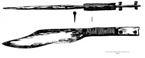 CTO-2017 - Couteau à soie platefer, bronzeCouteau à dos anguleux, d'abord droit puis concave vers la pointe. La soie plate présente deux rivets et la virole, en fer, est incrustée de fils de bronze transversaux. Cette virole peut être plus ou moins allongée.