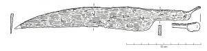CTO-3016 - Couteau à soieferCouteau à large soie plate dont l'extrémité est martelée et orientée à 45° vers le haut, le dos de la lame est d'abord droit puis nettement convexe, le tranchant est légèrement concave. 