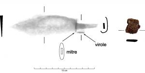 CTO-4061 - Couteau à dos en bâtière avec mitre et/ou viroleferCouteau à longue soie étroite, centrée, lame large dont le dos est bombé. Une gouttière peut être aménagée sous le dos. Le tranchant remonte progressivement vers la pointe de la lame. La soie est complétée d'une mitre, petite plaquette amovible séparant le manche de la lame et parfois d'une virole.