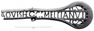 CTO-4092 - Garniture de fourreau ajouréebronzeGarniture de fourreau rectangulaire, avec une pointe élargie en forme de goutte, dont le décor ajouré forme une longue inscription, mentionnant le nom de l'artisan et le lieu de production : le plus souvent Gemellianus à Aquae Helveticae.