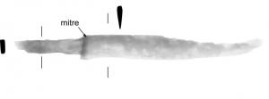 CTO-6012 - Couteau à dos marquant un décrochement B4-B5ferCouteau dont le dos est horizontal avant un décrochement, puis une ligne courbe concave (forme B4) ou formant une buttée puis un aplat dans le cas de B5. La pointe apparaît ainsi légèrement surélevée. La soie est courte, de section méplate. Certains couteaux peuvent être complétés par une excroissance entre la soie et la lame (mitre).
