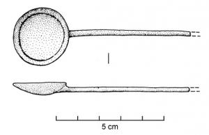 CUI-4023 - CochlearbronzeCochlear (cuiller à cuilleron circulaire) de facture lourde, le manche situé dans le prolongement direct du cuilleron est effilé et se termine en pointe ; le départ peut n'être souligné que de quelques incisions, et un cercle incisé orne souvent l'intérieur du cuilleron.