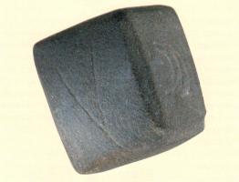 DEJ-4028 - Dé inscrit (nombres)pierreDé massif et cubique, sur lequel les marquage de points habituels sont remplacés par des chiffres et nombres romains incisés.