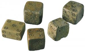 DEJ-6001 - Dé à jouerbois de cerfDé cubique ou légèrement aplati, massif; numérotation en cercles pointés. La numération habituelle au début du Moyen-Age oppose le 1 au 2, le 3 au 4 et le 5 au 6.
