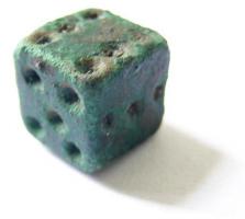DEJ-9012 - Dé à jouer cubiquebronzeTPQ : 1600 - TAQ : 1900Dé cubique, avec les chiffres indiqués comme sur les dés en os ou en plomb, par 1 à 6 points profonds.