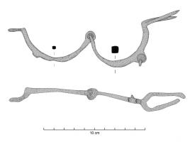 ENT-4002 - EntravesferEntraves de prisonnier comportant deux demi-anneaux articulés, prolongés par des anneaux rectangulaires parallèles, qui devaient être reliés ensuite par un cadenas. A mi-longueur, des œillets reliés à des anneaux ovales peuvent avoir été rattachés à des chaînes.