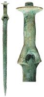 EPE-1047 - Épée à poignée massivebronzeÉpée à poignée massive à renflement médian et garde munie d'une échancrure circulaire ; pommeau à bouton cylindrique arrondi au sommet.