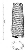 EPE-4020 - Poignée d'épéeosFusée de poignée d'épée (ou de poignard), constitué d'un segment de diaphyse, légèrement affiné à ses extrémités, dont toute la surface externe a été creusée de sillons parallèles hélicoïdaux.