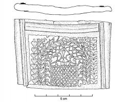 EPE-4034 - Entrée de fourreau de glaive type MainzbronzeTôle de bronze repliée formant une fine gaine de forme quadrangulaire. L'une des faces porte un décor en opus interrasile à motifs ajourés ou végétalisés.