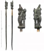 EPG-4503 - Épingle : HarpocrateargentTPQ : -30 - TAQ : 200Epingle au sommet en forme de figurine d'Harpocrate, posée sur un chapiteau schématique. Le dieu, sous la forme d'un enfant nu et potelé, porte un doigt à sa bouche dans le geste habituel.