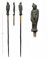 EPG-4515 - Épingle : Mercure égyptisantargentEpingle au sommet en forme de figurine de Mercure nu, tenant une bourse dans la main droite pendant le long du corps, et un caducée sur l'épaule gauche; feuille de lotus au-dessus du front.