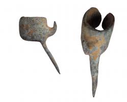 ERC-4001 - Ergot de coqbronzeErgot métallique, présentant sans soute la forme d'une tige acérée prolongée par une boucle, un anneau ou tout autre dispositif permettant de fixer l'ergot sur le moignon de l'os scié sur la patte du coq.