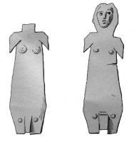 EVO-4005 - Ex-voto médical : torse masculinbronzeEx-voto en tôle découpée, figurant un corps masculin dont le contour est précisé. La tête est parfois représentée mais le sommet le plus courant présente seulement le cou; les bras sont également réduits à deux moignons et les jambes coupées droit au niveau des cuisses; les seins sont figurés de même que le pénis, ce qui peut indiquer la volonté d'évoquer l'hermaphrodisme. Sur une autre forme, le nombril est surmonté d'un appendice effilé.
