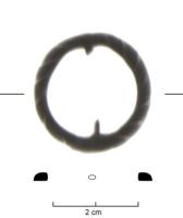 FER-7036 - Fermail circulaire (impression de torsades)cuivreFermail moulé avec une barre transversale. Le corps est décoré d'incises profondes donnant une impression de torsades.