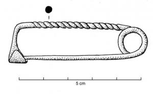 FIB-1101 - Fibule en archet de violonbronzeTPQ : -1200 - TAQ : -1100Arc filiforme très tendu (arc et ardillon parallèles), de section ronde, lisse ou torsadée; ressort unilatéral à une spire ; après un angle droit de la tête de l'arc, porte-ardillon constitué d'un simple écrasement, formant la gouttière.