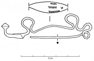 FIB-2001 - Fibule serpentiforme à arc foliacé et pied redressébronzeFibule serpentiforme. L'arc se compose de deux boucles à section circulaire, séparées par un segment plat , le plus souvent décoré par des incisions sur la face supérieure. Le ressort est formé d'une simple spire. Le pied de certaines fibules appartenant à ce type est constitué de deux demi sphères soudées ensemble.