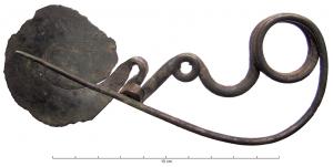 FIB-2084 - Fibule serpentiforme à pied en spirale écraséebronzeFibule constituée d'un simple fil de bronze, deux spires sur l'arc délimitant une zone à peine renflée, avec éventuellement un décor incisé. Le porte-ardillon est formé par un enroulement spiralé replié en gouttière, et prolongé par une spirale.