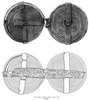FIB-2088 - Fibule à double spiralebronzeFibule constituée de deux éléments fabriqués à partir d'un fil unique, enroulé en spirales en sens opposés (sans éléments de séparation en 8) et reliés ensemble par des plaques rivetées au revers.