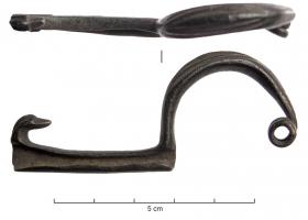 FIB-2616 - Fibule à ressort unilatéralbronzeFibule à ressort unilatéral, arc peu renflé marqué de deux profondes incisions dessinant une feuille, pied rectiligne (porte-ardillon tubulaire) terminé par une tête animale retournée vers l'arc.