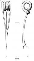 FIB-3017 - Fibule de Nauheim 5a15bronzeRessort à 4 spires et corde interne ; arc plat, triangulaire et tendu ; porte-ardillon trapézoïdal ajouré et arc orné de trois filets incisés convergents limités vers le pied par des incisions transversales.