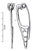 FIB-3020 - Fibule à arc tendubronzeType à arc de section losangique, tendu entre une tête fortement coudée et un pied effilé, ressort à 4 spires et corde interne, porte-ardillon le plus souvent à fenêtres multiples.