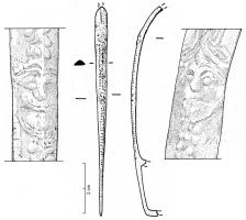 FIB-3066 - Fibule de Nauheim 5b2bbronzeFibule de Nauheim (soit à ressort à 4 spires et corde interne, porte-ardillon trapézoïdal ajouré) mais à arc filiforme : section triangulaire. Le décor moulé (série de protubérances en faibles de relief) est interrompu par un masque humain.