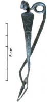 FIB-3127 - Fibule de NauheimbronzeFibule à arc triangulaire tendu ; dans la partie supérieure de l'arc, une échelle médiane ondulée, entre deux échelles latérales, limitée vers le bas par 2 filets transversaux évoquant une 