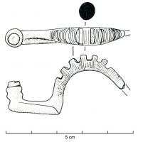 FIB-3534 - Fibule à pied redressé et bouton incrustébronzeFibule à arc coulé, massif, creusé d'encoches transversales pour l'incrustation de barrettes de corail; le pied redressé à angle droit est creusé pour l'insertion d'un bouton de corail.