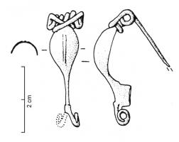 FIB-3819 - Fibule de type unguiformebronzeTPQ : -50 - TAQ : -15Fibule dont l'arc, creux par dessous, s'évase en forme d'ongle ou de goutte ; ressort bilatéral dont la corde fait un tour autour de l'arc ; le pied est ici orné d'une paire de cornes de bélier.