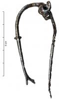 FIB-3842 - Fibule de type Le CatillonferFibule en fer à ressort bilatéral, 4 spires et corde externe ; arc de section filiforme ronde, avec porte ardillon ajouré.